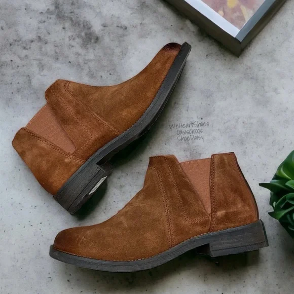 NIB Clarks Demi Beat Slip On Ankle Boots Booties Tan Brown Suede 8.5M 39.5 - Picture 2 of 12